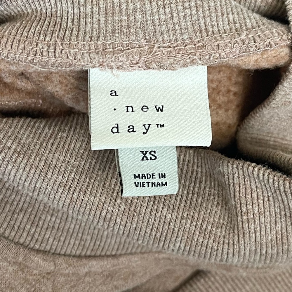 a new day Size XS Blush Tan/Nude Crop Sweatshirt - Picture 2 of 3
